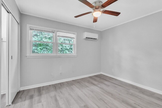 Building Photo - Newly renovated 2 BR / 1 BA Duplex in hear...