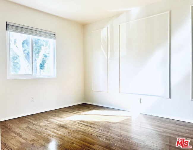 Building Photo - 1860 Alexandria Ave