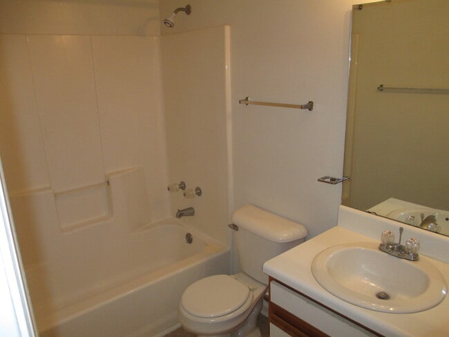 Building Photo - 2 Bedroom, 1 bath apartment - Downstairs Unit