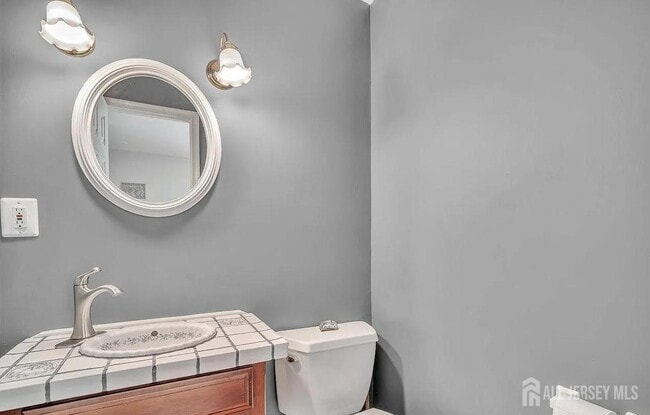 Building Photo - 12 Windsor Dr