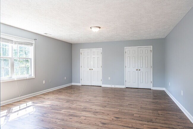 Building Photo - 108 Silverburn Pl