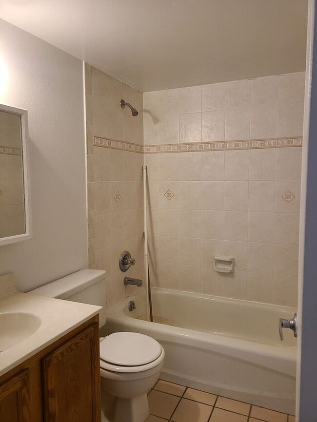 Building Photo - 3 Bedroom Condo, close to airport & shoppi...