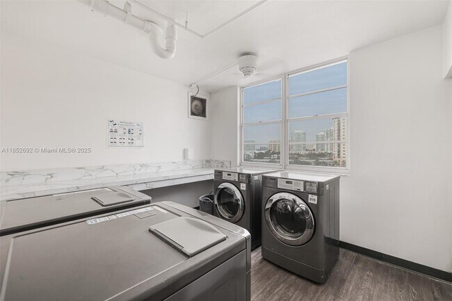 Building Photo - 300 Bayview Dr