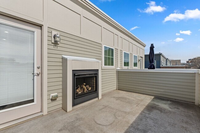 Building Photo - 3 Bed 4.5 Bath - Downtown Crown Townhouse ...