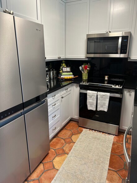 Kitchen - 401 Peruvian Ave