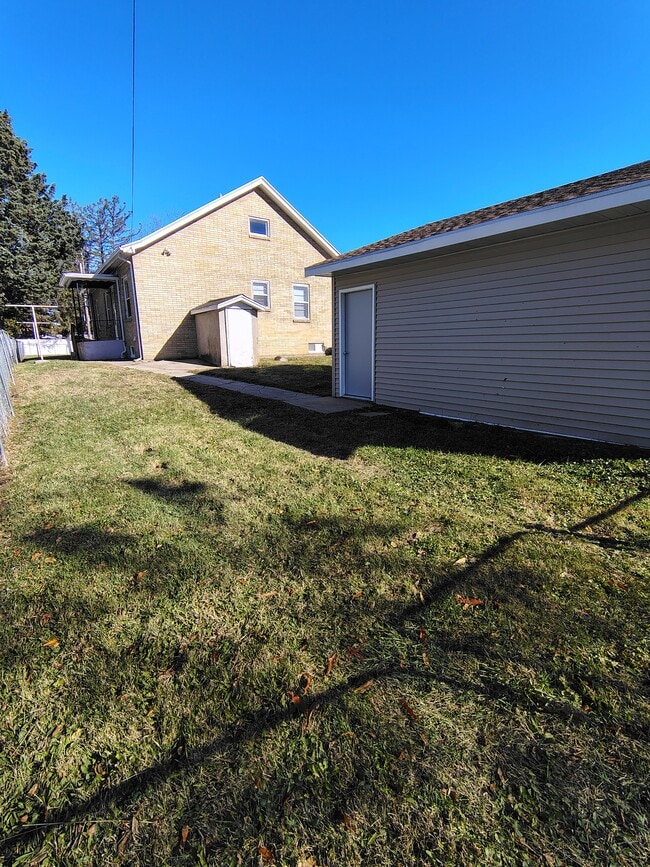 Building Photo - 1002 Montague St