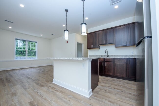 Building Photo - Luxury Living with Extra Space – 1 Bed + D...