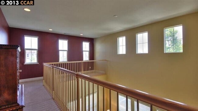 Building Photo - Gorgeous Contemporary Home with Many Luxur...