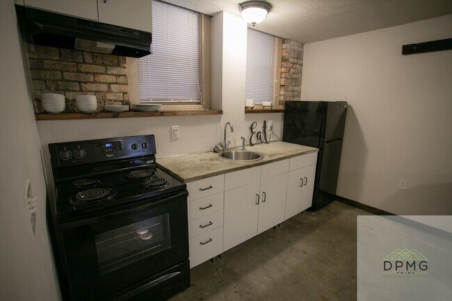 Building Photo - 108 S Hosmer St