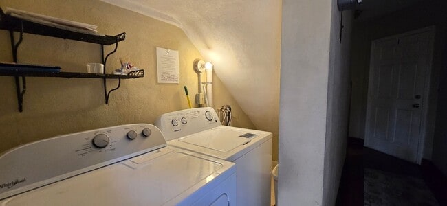 Building Photo - Cozy Downstairs appartment just off Rivers...