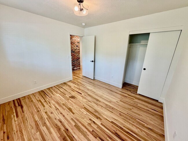 Building Photo - Freshly Remodeled 5bd/2.5bath Home w/ Daylight Basement in Heart of Multnomah Village