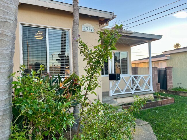 Building Photo - 3 BEDROOM/1 BATH HOUSE IN SOUTHWOOD RIVIERA TORRANCE