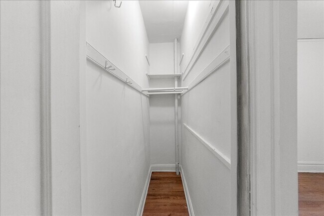 Building Photo - 1353 W Catalpa Ave