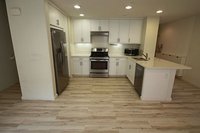 Building Photo - 2 Bedroom/2.5 Bath Townhouse