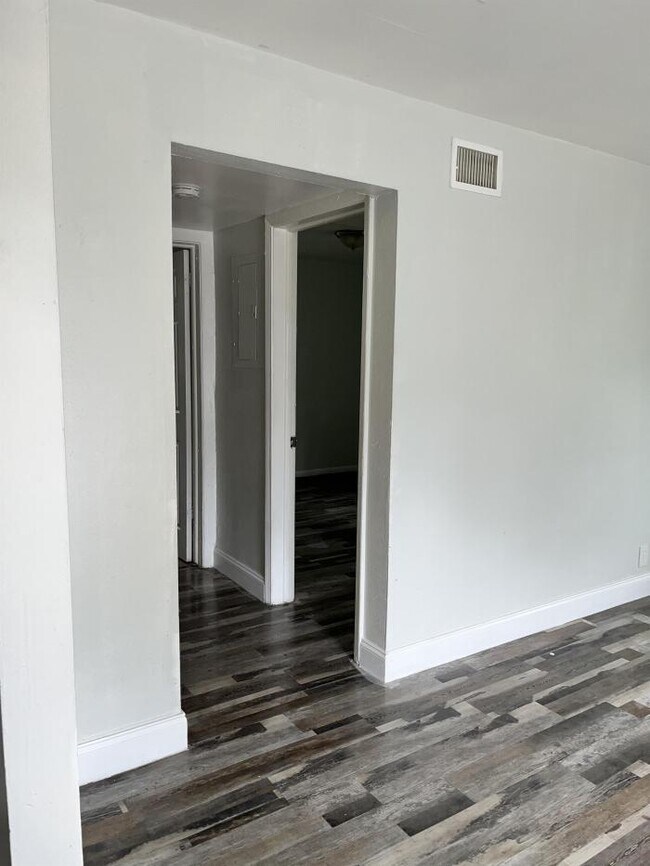 Building Photo - 2 bedroom in Jacksonville FL 32209