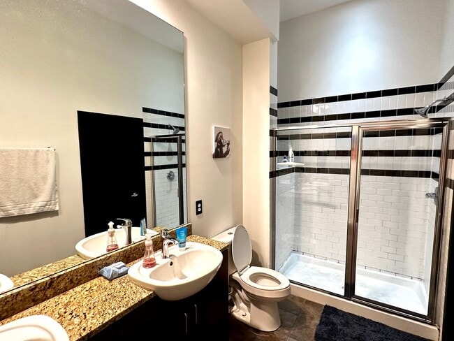 Building Photo - 2125 Southend Dr