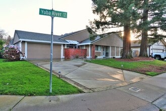 Building Photo - Beautiful corner halfplex available now for rent!