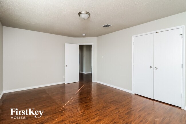 Building Photo - 3913 Fox Run Dr