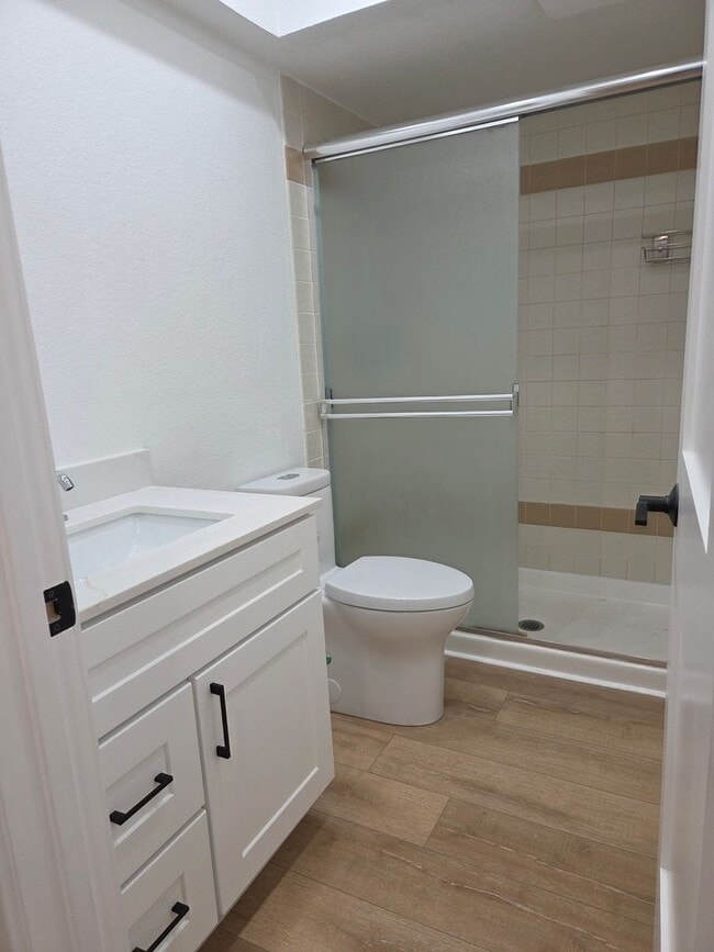 Building Photo - Top floor update 2 bed 2 bath condo in great location.