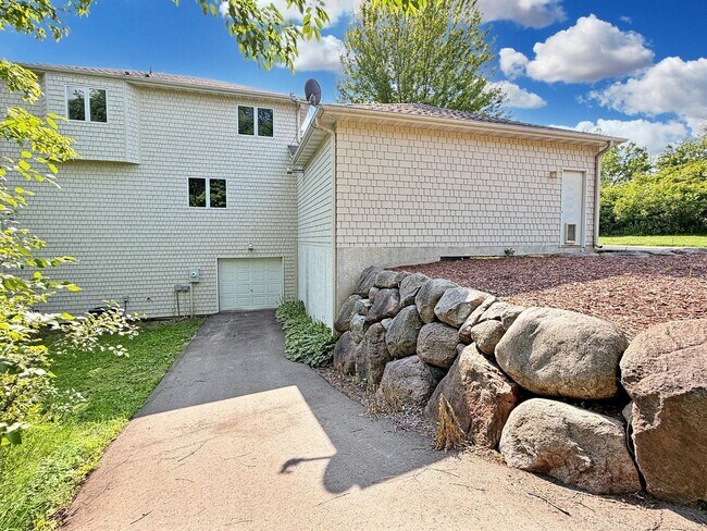 Building Photo - 3200 Lakeside Dr