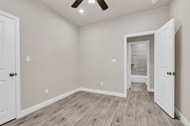 Building Photo - 11101 Park Dr