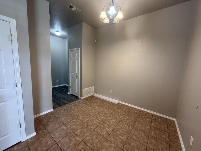 Building Photo - 4205 Cambridge Dr