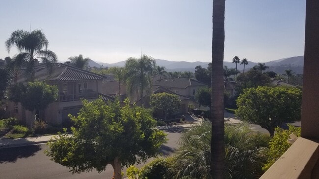 Building Photo - Fantastic and large home with forever view...