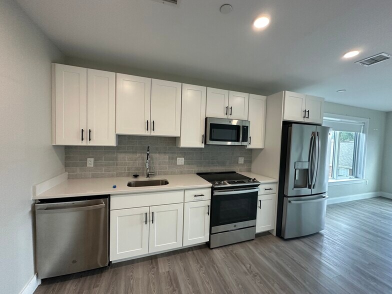 Building Photo - 206 Old Colony Ave