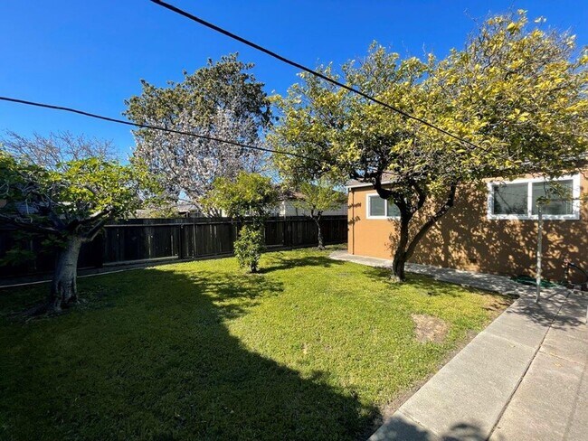 Building Photo - Nor Cal Realty, Inc - 3 bedroom 1 bath wit...