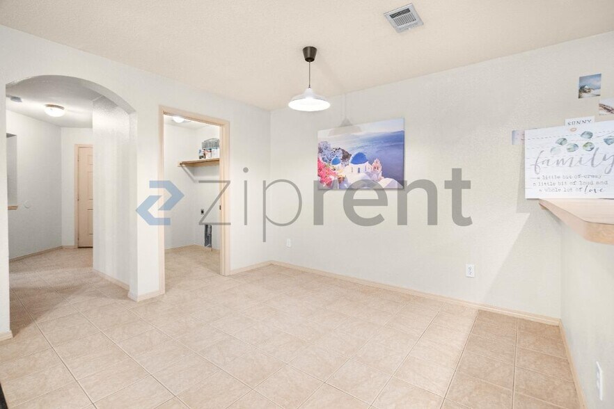 Building Photo - Unit