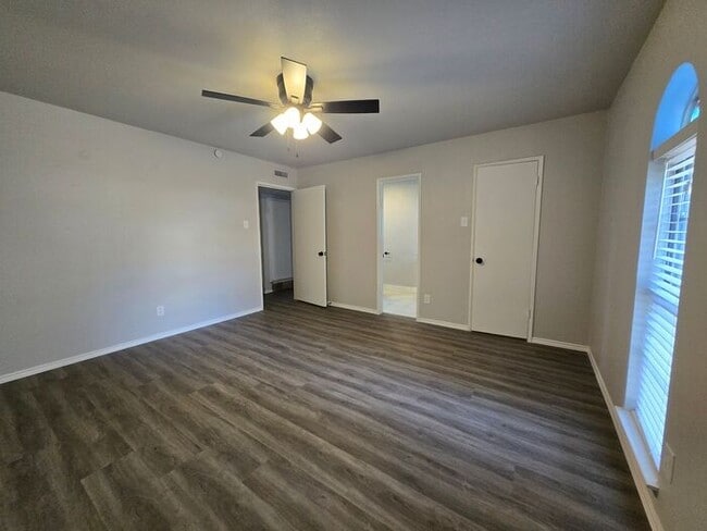 Building Photo - Hilltop 3 Bedroom, 2 Bath, 2 Car Garage Pr...