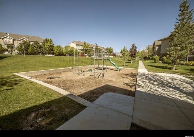 Building Photo - Beautiful Ground Floor 3-Bed 2-Bath Condo ...