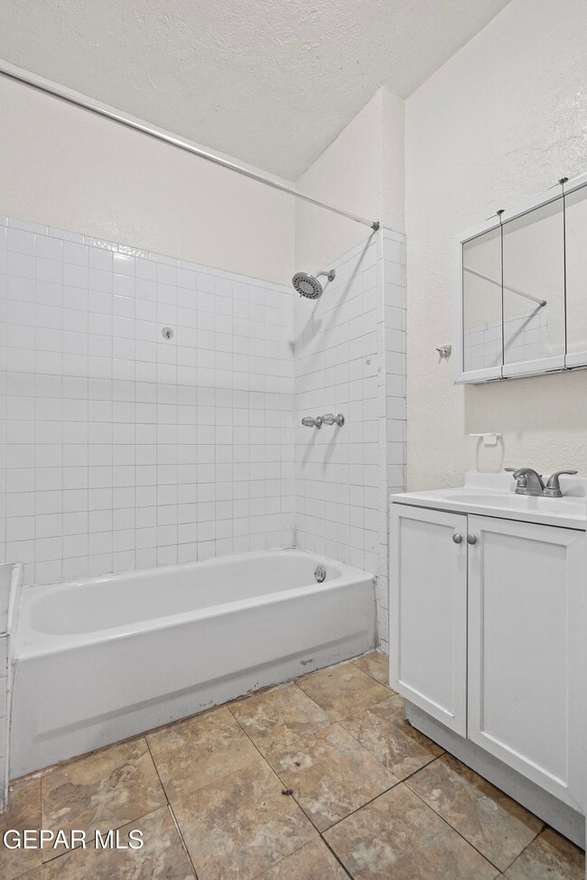 Building Photo - 1307 N Ochoa St