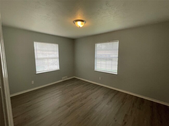 Building Photo - 3 BR/2.5BA | Renovated Single Family Home | 1-Car Garage Parking | Fenced backyard