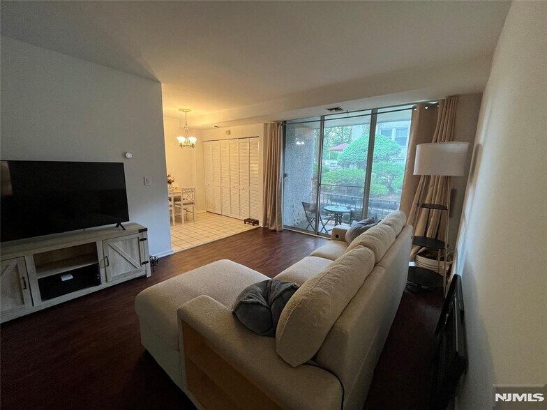 Living room - 456 River Rd