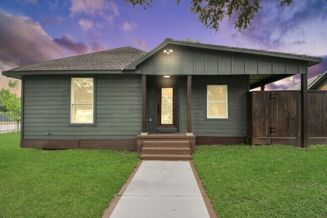 Building Photo - Luxury Living Meets Modern Elegance in the Heart of Houston