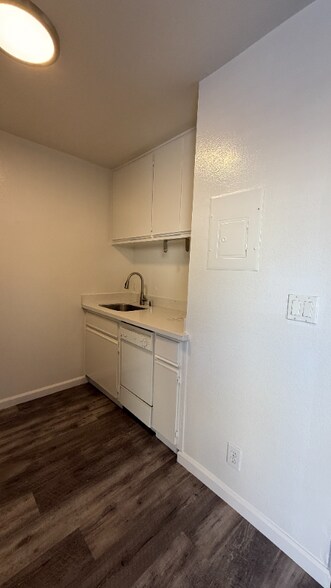 Building Photo - 7044 Hawthorn Ave