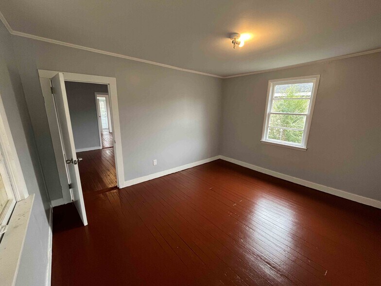 Building Photo - 420 10th Ave SW