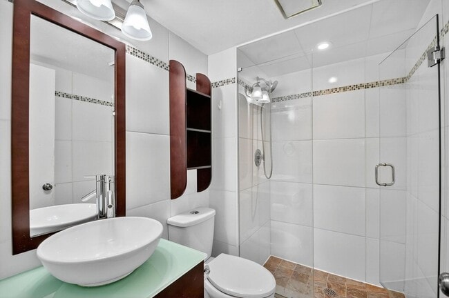 Building Photo - 5040 Rose Hill Dr