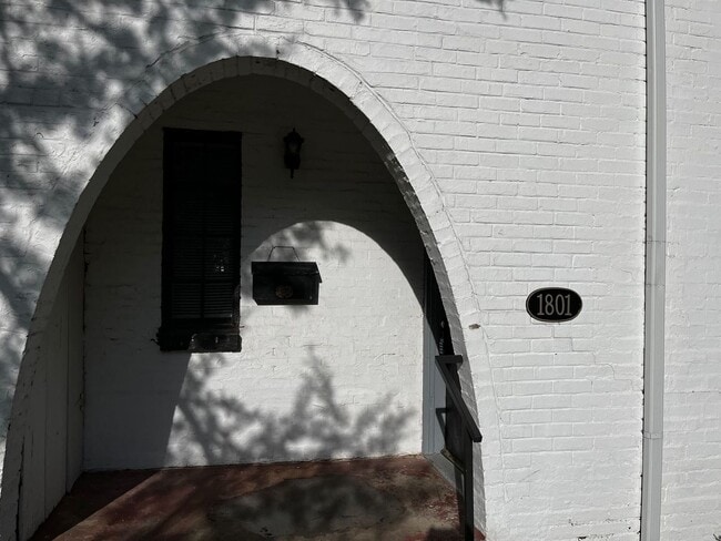 Building Photo - Historic Duplex near Plaza district!