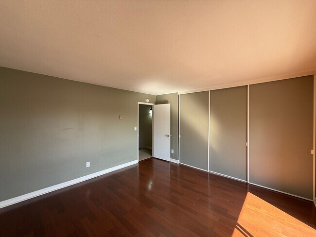 Building Photo - Beautiful 2Bd/1.5Ba Condo w/Washer/Dryer, ...