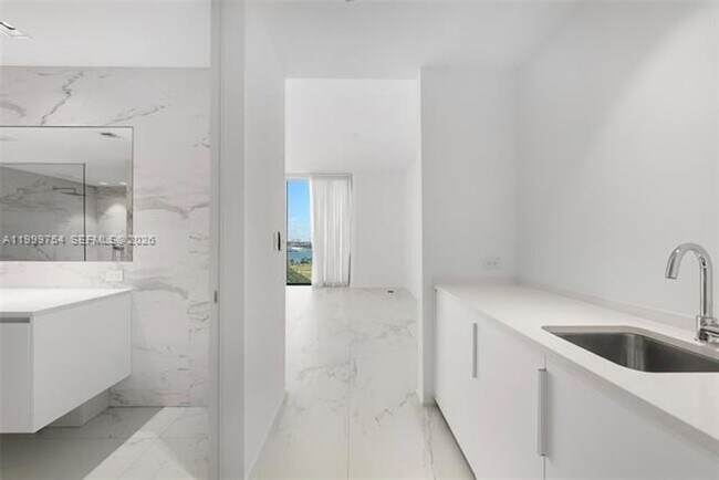 Building Photo - 1000 Biscayne Blvd