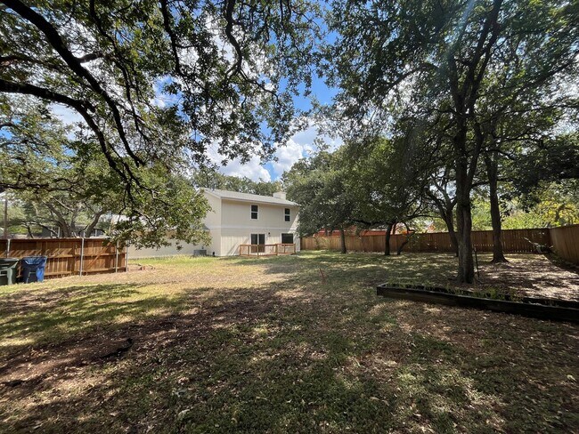 Building Photo - JUST RENOVATED 4/2.5 IN GREAT LEANDER LOCA...
