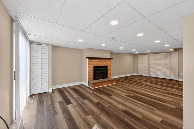 Building Photo - Newly Refinished 2 Bedroom Townhome