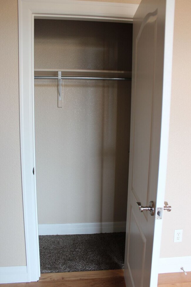 Building Photo - Meticulously maintained townhome on August...