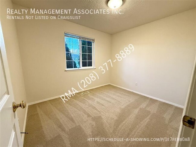 Building Photo - 822 S Chestnut St