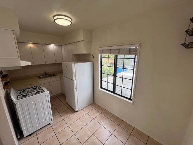 Building Photo - Charming 1x1 in Historic Old Town! Beautiful Original Hardwood Floors + Prime Location