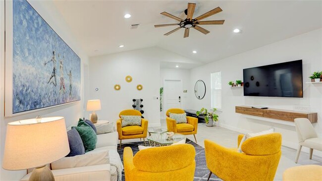 Building Photo - 627 47th St