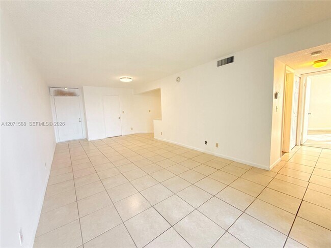 Building Photo - 210 Lake Pointe Dr