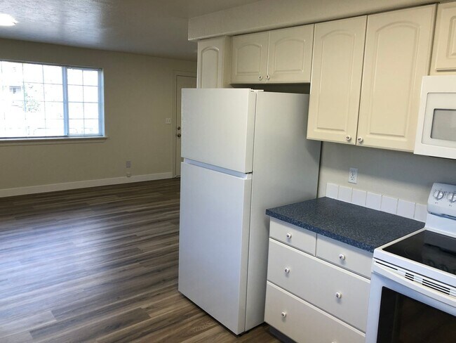 Building Photo - Updated 2 bedroom, 2 bathroom duplex in Sp...
